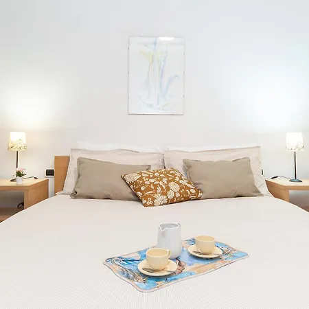 -2 Passi Dal Mare- Centro Storico アパート ヴァラッツェ